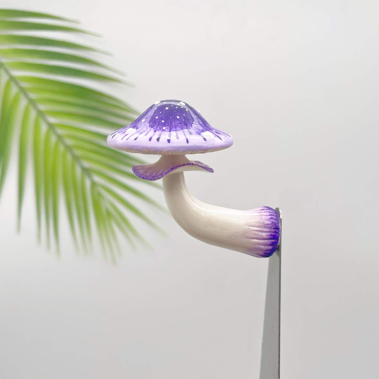 Aimant de réfrigérateur en forme de champignon violet rayonnant