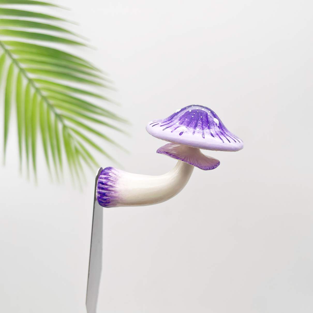 Aimant de réfrigérateur en forme de champignon violet rayonnant