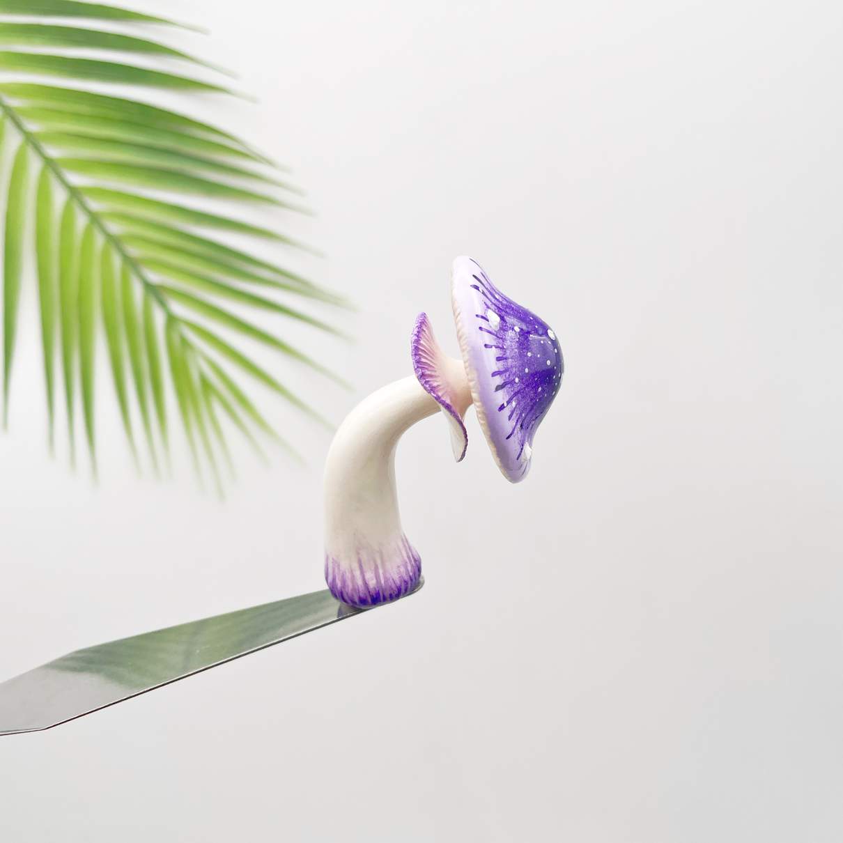 Aimant de réfrigérateur en forme de champignon violet rayonnant