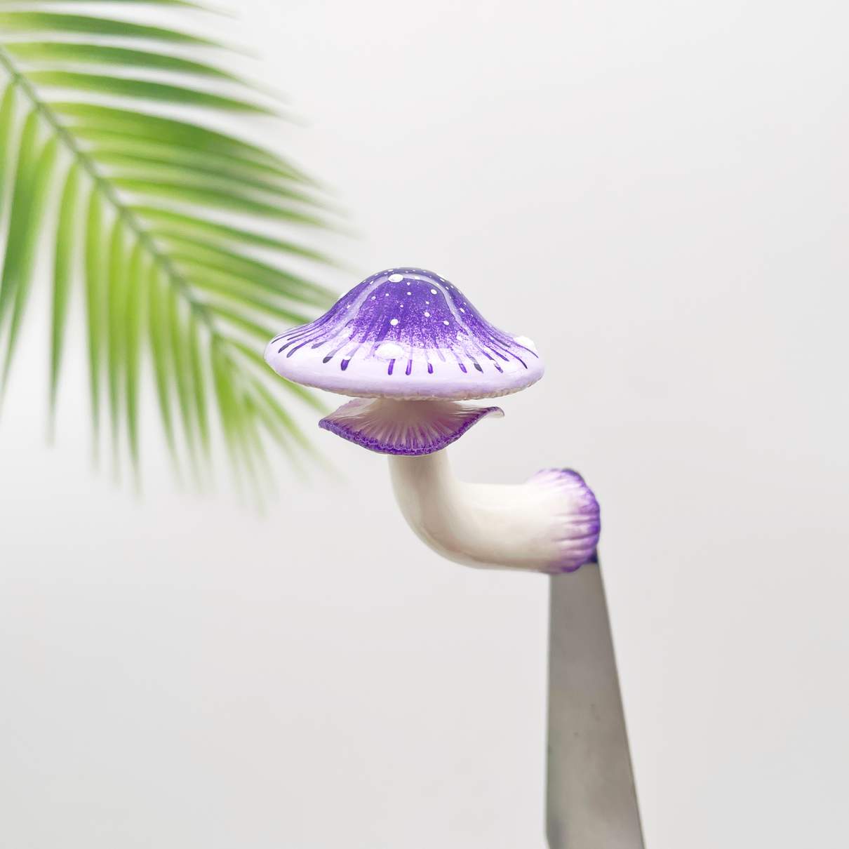 Aimant de réfrigérateur en forme de champignon violet rayonnant