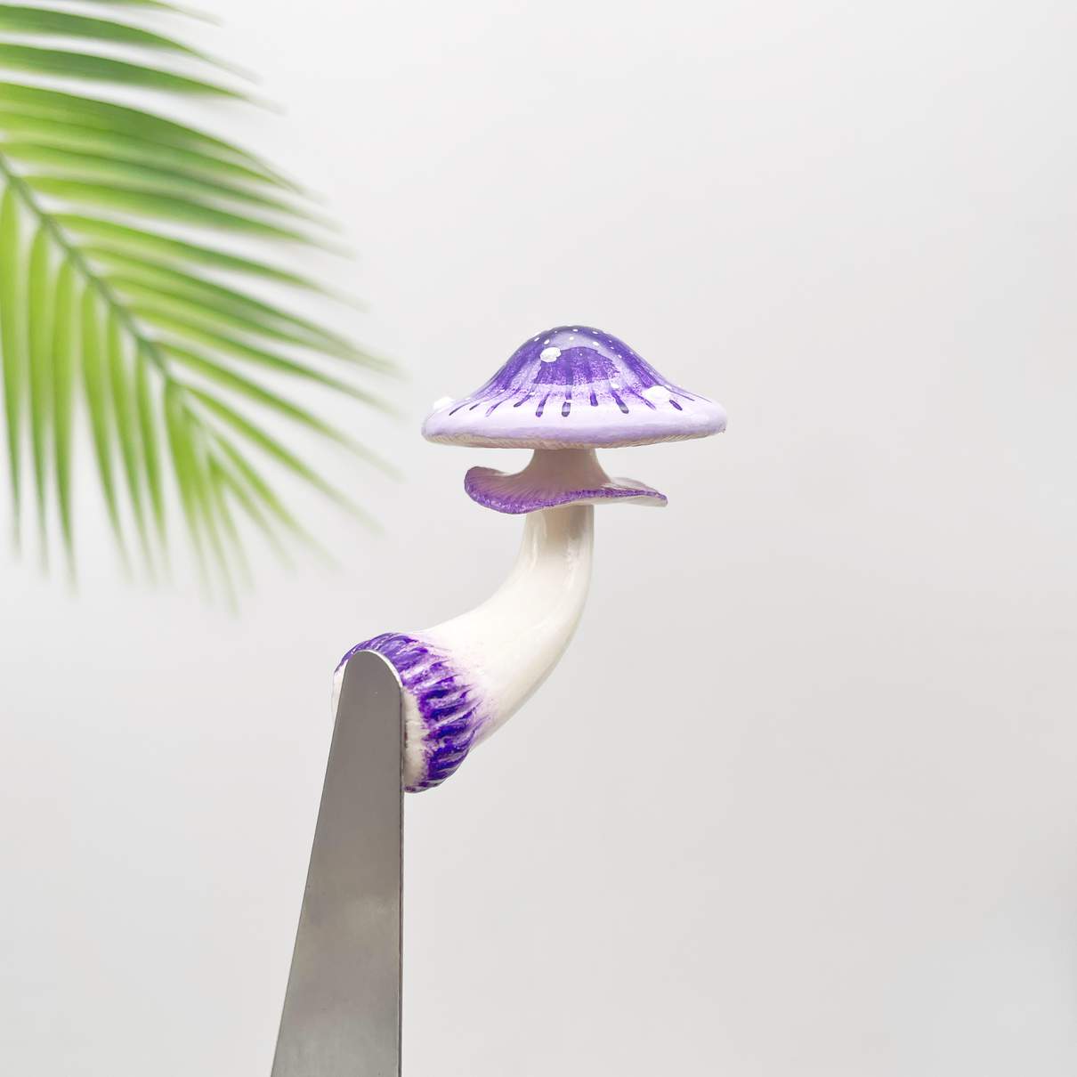 Aimant de réfrigérateur en forme de champignon violet rayonnant
