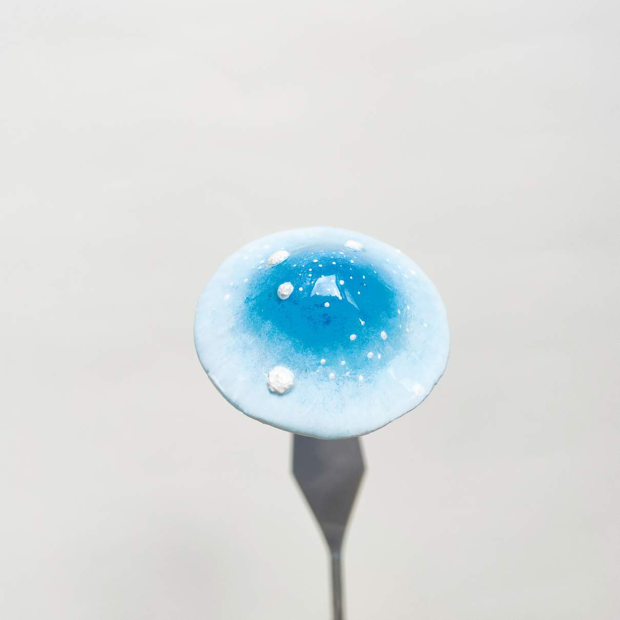 Kühlschrankmagnet mit Pilz-Farbverlauf, Blau-Weiß