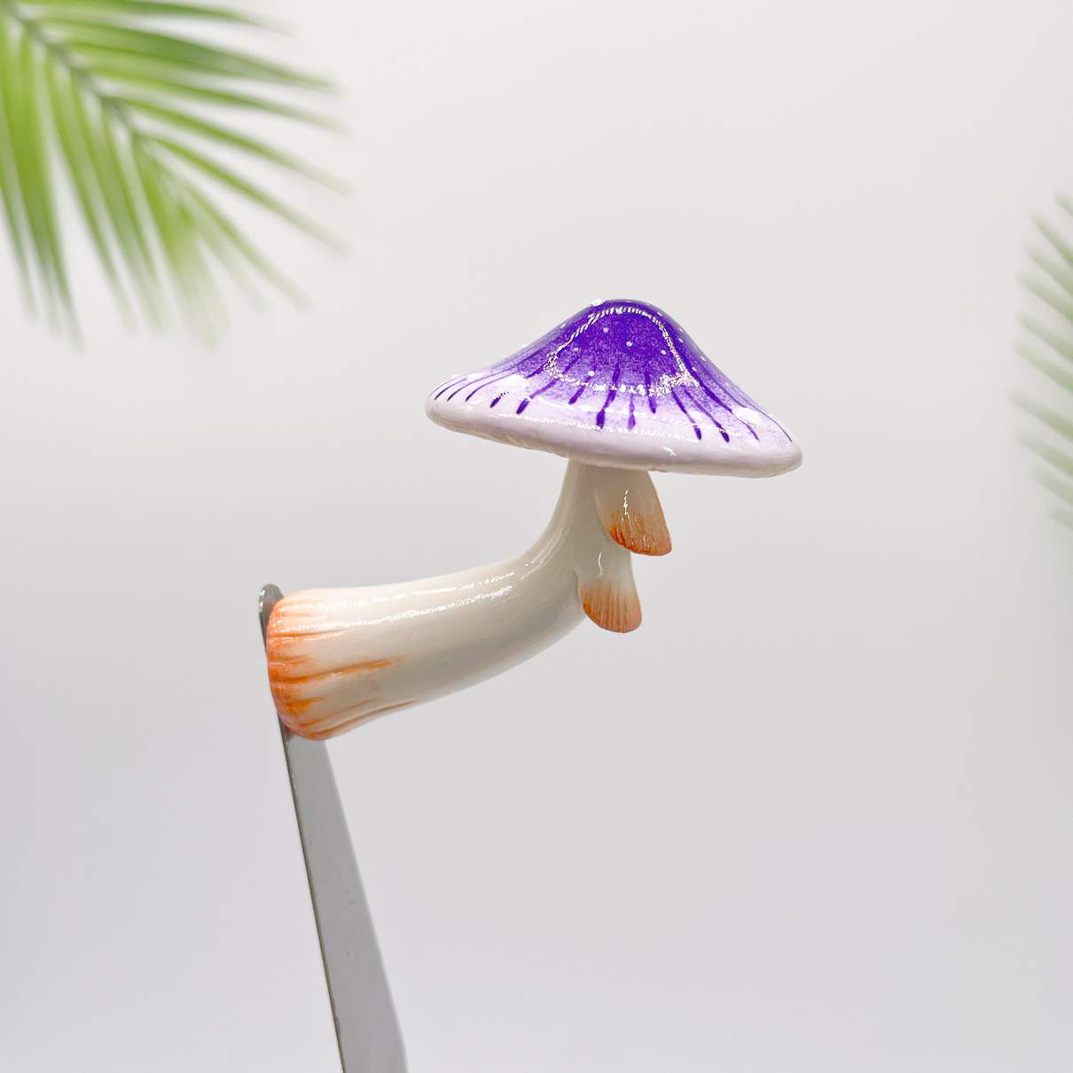 Aimant de réfrigérateur en forme de champignon violet rayonnant