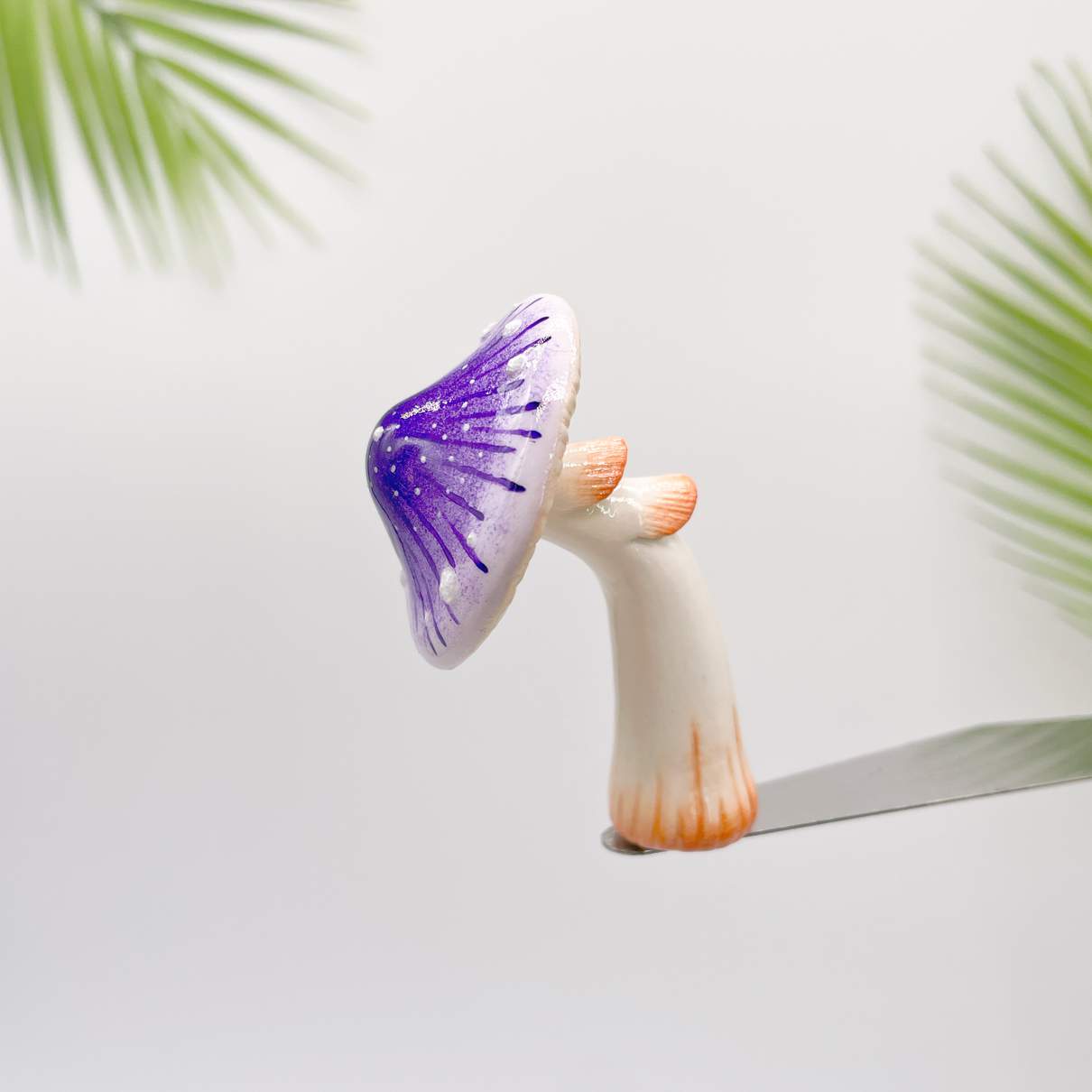 Aimant de réfrigérateur en forme de champignon violet rayonnant