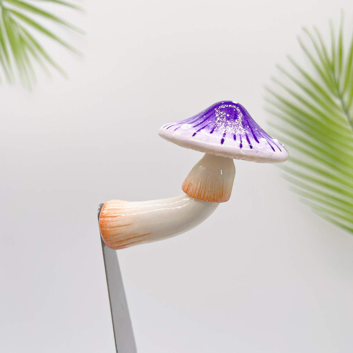 Aimant de réfrigérateur en forme de champignon violet rayonnant
