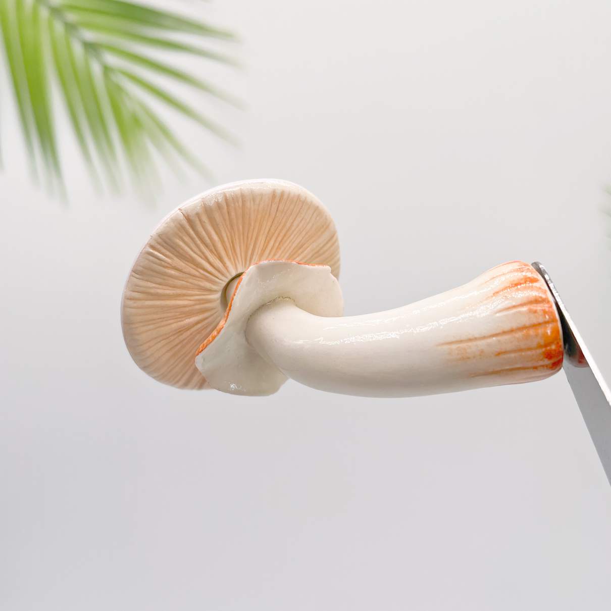 Aimant de réfrigérateur en forme de champignon violet rayonnant