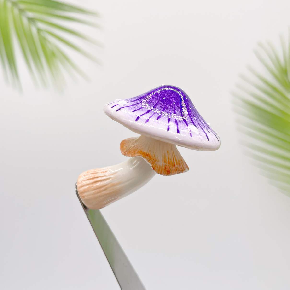 Aimant de réfrigérateur en forme de champignon violet rayonnant