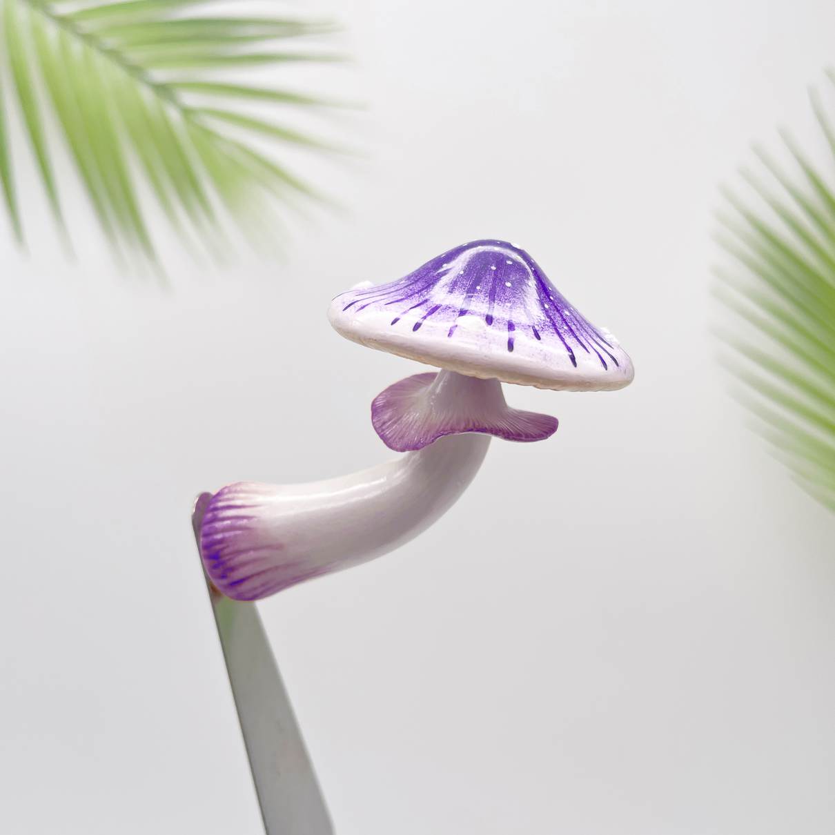 Aimant de réfrigérateur en forme de champignon violet rayonnant