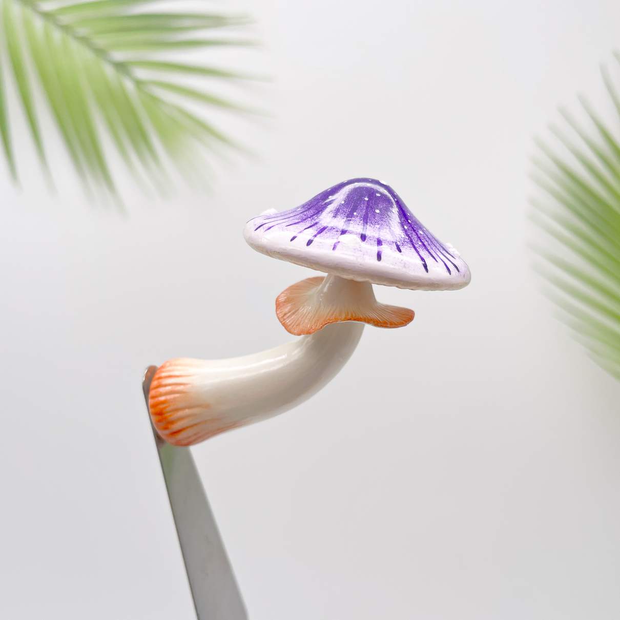 Aimant de réfrigérateur en forme de champignon violet rayonnant
